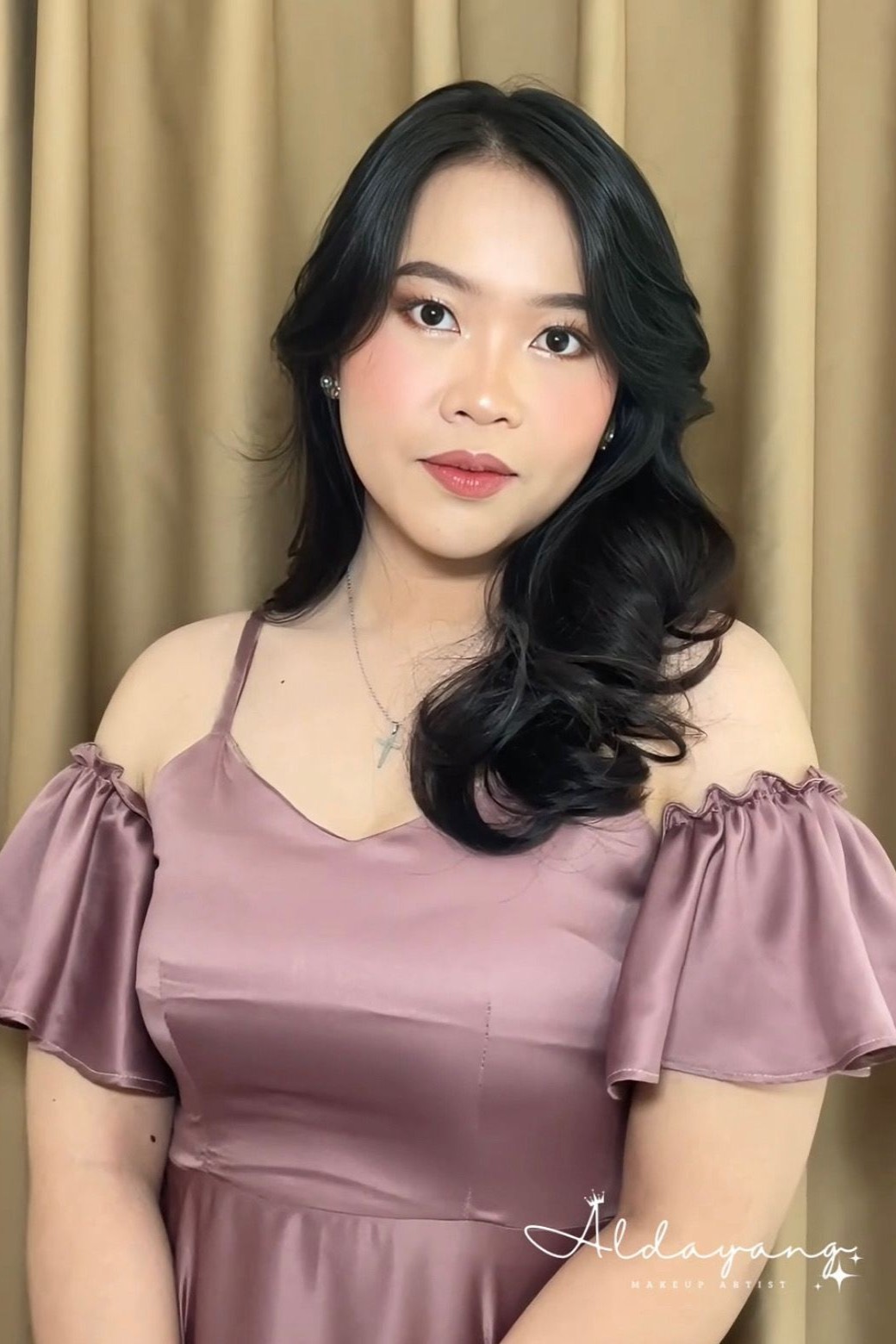 Makeup party dengan nuansa pink lembut